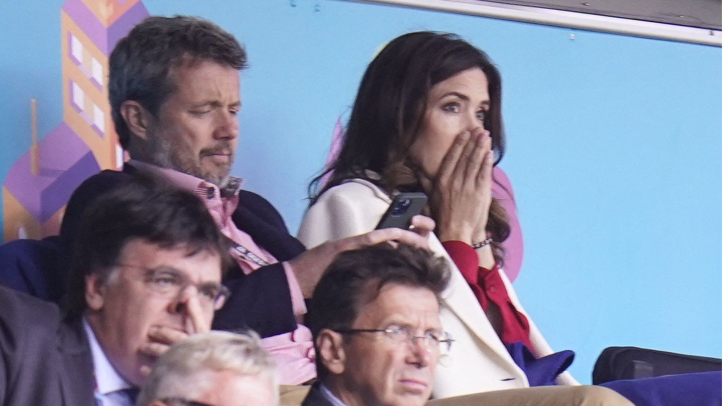 Kronprinz Frederik schaut auf sein Hany, Prinzessin Mary schlägt die Hände vors Gesicht