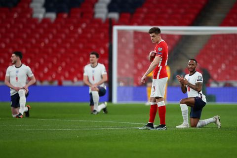 Die englische Nationalmannschaft kniet geschlossen nieder
