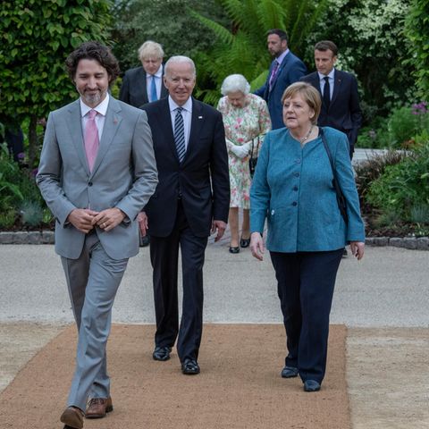 Angela Merkel läuft neben Präsident Joe Biden und vor der Queen zu einem Empfang des G7-Gipfels in Cornwall