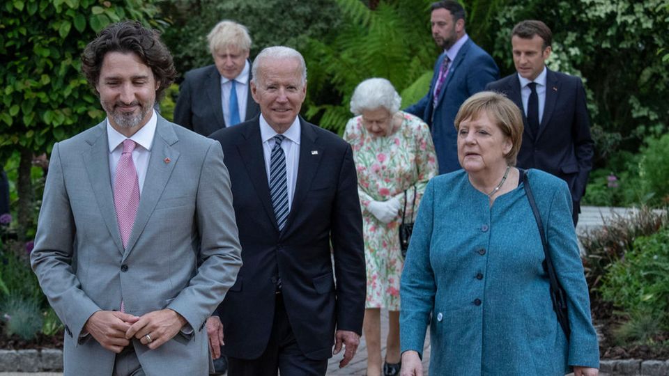 Angela Merkel läuft neben Präsident Joe Biden und vor der Queen zu einem Empfang des G7-Gipfels in Cornwall