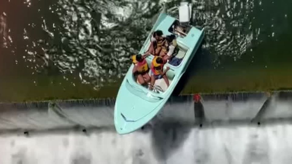 Schockmoment: Rettung in letzter Sekunde: Ausflugsboot droht, Wehr hinabzustürzen