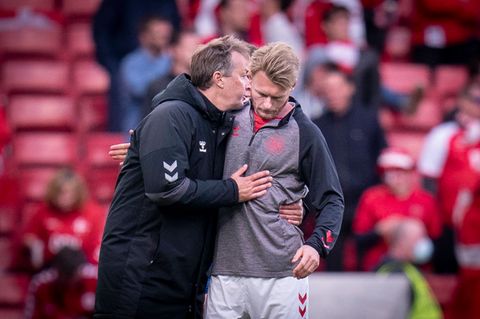 Simon Kjaer im Gespräch mit Nationaltrainer Kasper Hjulmand