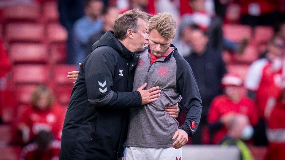 Simon Kjaer im Gespräch mit Nationaltrainer Kasper Hjulmand Simon Kjaer im Gespräch mit Nationaltrainer Kasper Hjulmand