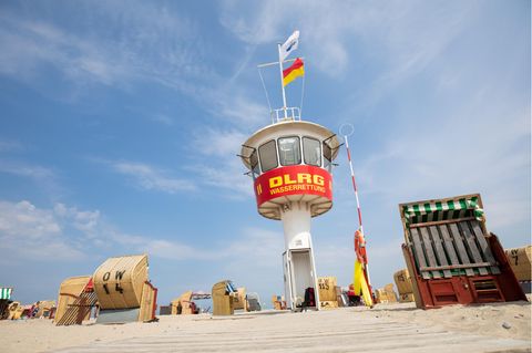 Wachturm der DLRG am Ostseestrand von Lübeck-Travemünde