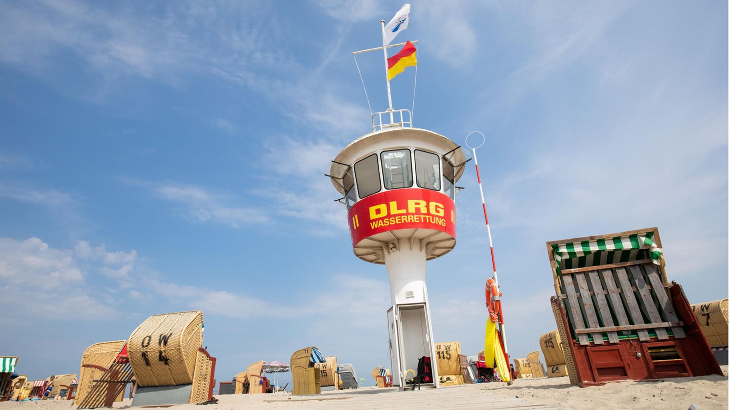 Wachturm der DLRG am Ostseestrand von Lübeck-Travemünde