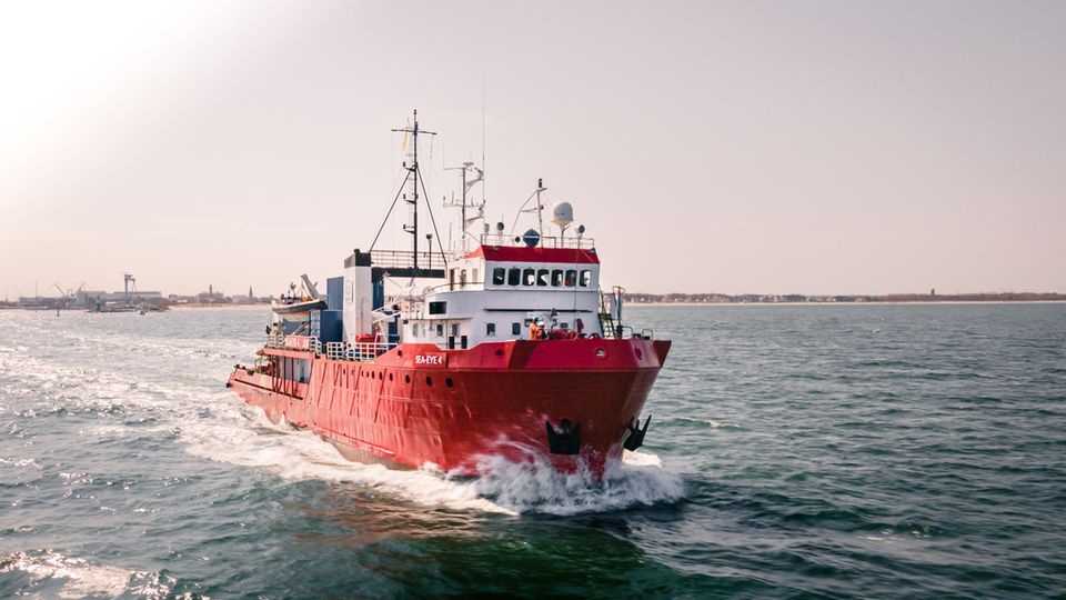 Die Sea-Eye 4 in Fahrt Ein Schiff mit dem Namen Sea-Eye 4 fährt übers Meer