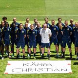 Die schwedische Nationalelf schickte Eriksen ein Mannschaftsfoto. Davor ein Banner mit der Aufschrift: "Kämpfe Christian"