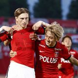 Sogar aus dem fernen Japan gab es Gensungswünsche. Der dänische Angreifer von den Urawa Red Diamonds, Kasper Junker,  lüftete nach einem Treffer sein Trikot. Darunter stand "Bleib stark, Christian".