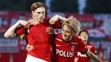 Sogar aus dem fernen Japan gab es Gensungswünsche. Der dänische Angreifer von den Urawa Red Diamonds, Kasper Junker,  lüftete nach einem Treffer sein Trikot. Darunter stand "Bleib stark, Christian".