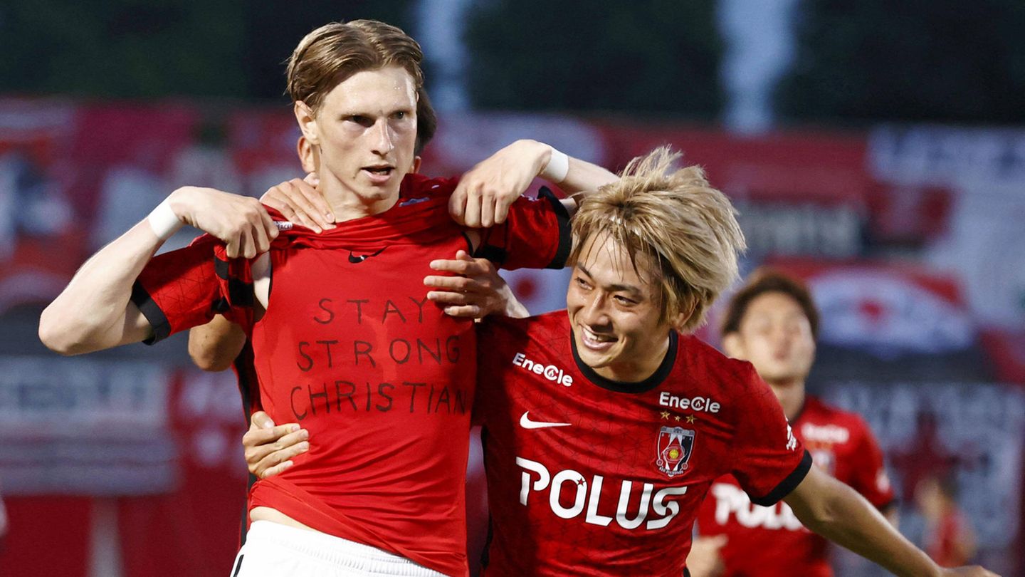 Sogar aus dem fernen Japan gab es Gensungswünsche. Der dänische Angreifer von den Urawa Red Diamonds, Kasper Junker,  lüftete nach einem Treffer sein Trikot. Darunter stand "Bleib stark, Christian".