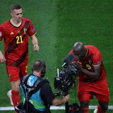 Den leidenschaftlichsten Gruß übersandte der belgische TorjägerRomelu Lukaku am selben Abend, nachdem er den Führungstreffer gegen Russland erzielt hatte: "Chris, Chris ... i love you" sagte Lukaku in die Kamera. Die beiden spielen zusammen bei Inter Mailand und haben die italienische Meisterschaft in dieser Saison gewonnen.