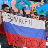 Auch russische Fans zeigten im Stadion von St. Petersburg ihr Mitgefühl und wünschten Eriksen Gesundheit