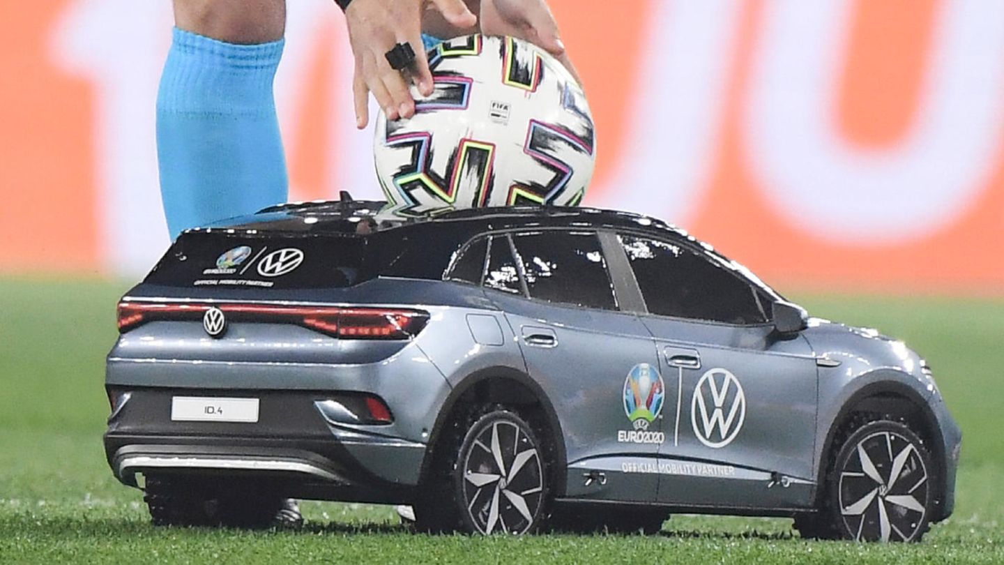 Nach der kurzen Eröffnungsfeier warten alle auf den Anstoß. Der Ball wird dann von einem ferngesteuerten Modellauto eines Großsponsors gebracht - der Auftritt wird im Netz reichlich bespöttelt. Zu Recht.