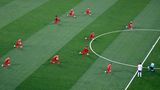 Die Belgier knien vor dem Spiel gegen Russland, um ein Zeichen gegen Rassismus zu setzen. Auch der Schiedsrichter macht mit.