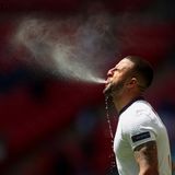 Kyle Walker spritz in der Sommerhitze von London das Wasser aus dem Mund und gewinnt mit seinem Team das Auftaktspiel gegen Kroatien