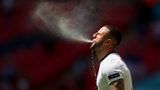 Kyle Walker spritz in der Sommerhitze von London das Wasser aus dem Mund und gewinnt mit seinem Team das Auftaktspiel gegen Kroatien
