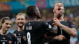 Die Ösis jubeln hart. Auf jeden Fall packt David Alaba den Torschützen Marlo Arnautovic im Spiel gegen Nordmazedonien mit eisernem Griff.