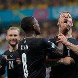 Die Ösis jubeln hart. Auf jeden Fall packt David Alaba den Torschützen Marlo Arnautovic im Spiel gegen Nordmazedonien mit eisernem Griff.