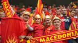 Eine wahre Fan-Familie: Mit Kampfhelmen aus Plastik und in den Farben von Nordmazedonien ausgestattet fiebern in Bukarest beim Spiel ihrer Mannschaft gegen Österreich mit