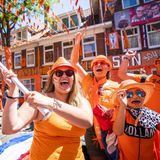 Sie sind wieder da. Die letzten beiden großen Turniere (WM 2018 und die EM 2016) haben die Niederländer verpasst, jetzt erfreuen wir uns wieder an Oranje wie hier in Den Haag
