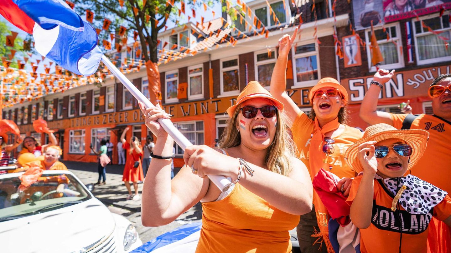 Sie sind wieder da. Die letzten beiden großen Turniere (WM 2018 und die EM 2016) haben die Niederländer verpasst, jetzt erfreuen wir uns wieder an Oranje wie hier in Den Haag