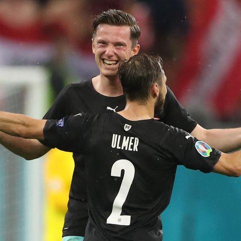 Michael Gregoritsch feiert seinen Treffer gegen Nordmazedonien mit dem Teamkollegen Ulmer