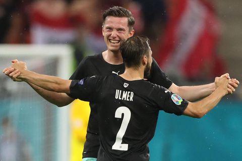Michael Gregoritsch feiert seinen Treffer gegen Nordmazedonien mit dem Teamkollegen Ulmer