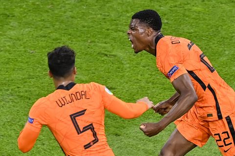 Der Moment der Erlösung: Denzel Dumfries feiert seinen Kopfballtreffer gegen die Ukraine