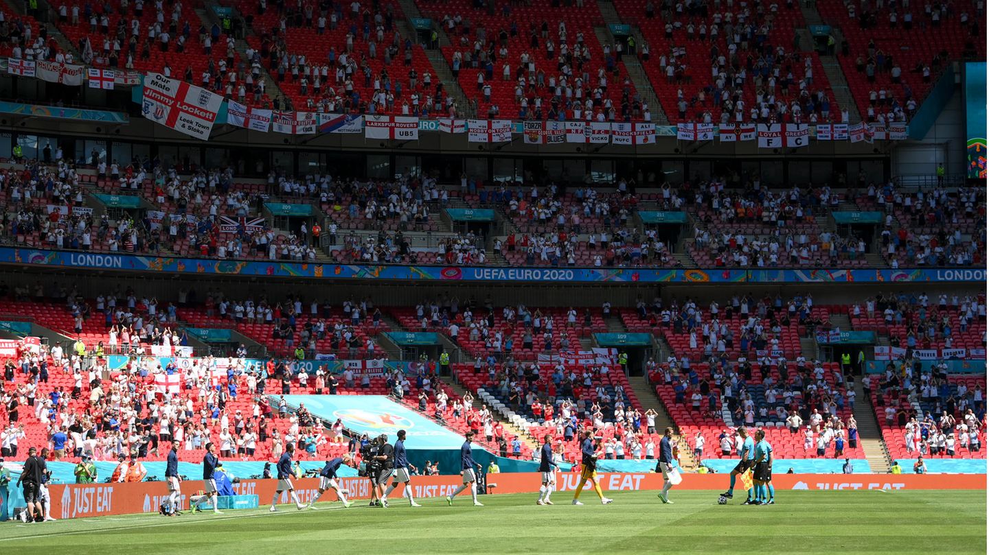 Euro 2021 Mann Sturzt Im Wembley Stadion Von Tribune Schwer Verletzt Stern De