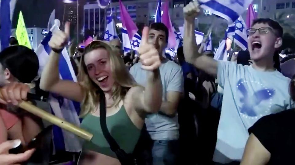 Israel: Netanjahu nach zwölf Jahren abgelöst – Menschen feiern neue Regierung