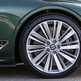 Vorne sorgen monströse Carbon-Keramikbremsen mit 440 Millimeter Scheiben für standfeste Verzögerung