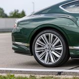 Die 22-Zoll Felgen sind standesgemäß