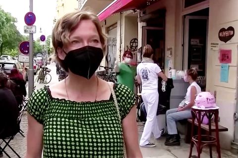 Berliner Szene-Kneipe: Hier kann man sich am Tresen impfen lassen: "Einmal hin, alles drin!"
