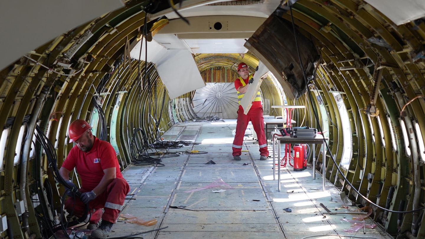 Blick in die Kabine: Längst sind alle Sitzbänke ausgebaut. Jetzt wird die Innenverkleidung abgenommen, ehe die Kreissäge angesetzt wird, um den Aluminiumrumpf zu zerlegen.