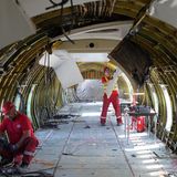 Blick in die Kabine: Längst sind alle Sitzbänke ausgebaut. Jetzt wird die Innenverkleidung abgenommen, ehe die Kreissäge angesetzt wird, um den Aluminiumrumpf zu zerlegen.