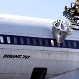 Unter lautem Kreischen der Säge wird der Rumpf in einzelne Segmente zerteilt. Die Metalle, wier das Aluminium, werden recycelt.