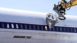 Unter lautem Kreischen der Säge wird der Rumpf in einzelne Segmente zerteilt. Die Metalle, wier das Aluminium, werden recycelt.