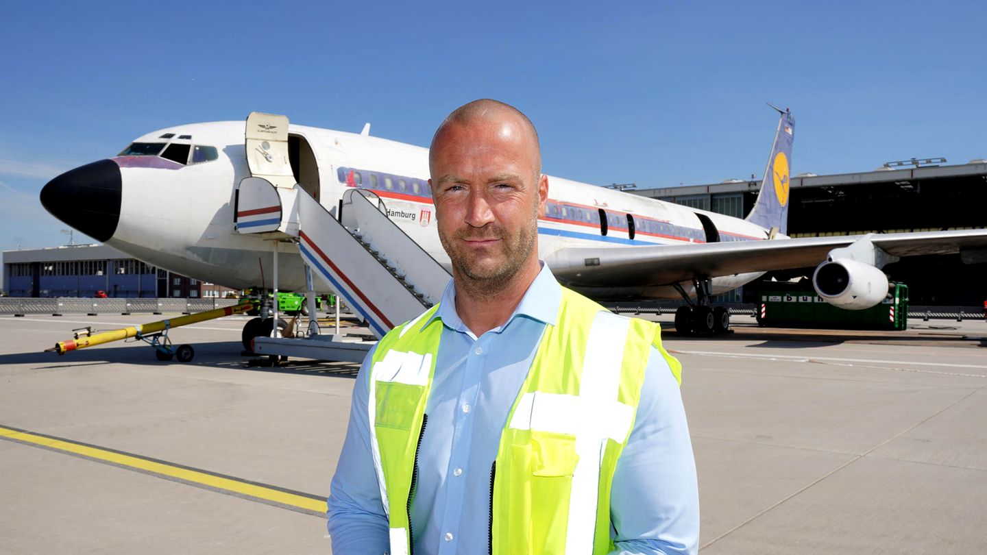 Bild 1 von 13 der Fotostrecke zum Klicken:  Jens-Peter Franz ist der Projektleiter der Demontage der Boeing 707 am Rande des Flugfeldes am Hamburg Airport.