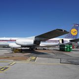 Ab 1960 waren verschiedene Versionen der Boeing 707 fester Bestandteil der Lufthansa Langstreckenflotte. Bis 1977 war dieser Maschinentyp im Einsatz, der durch die viel größeren Flugzeuge vom Typ Boeing 747 und Douglas DC-10 ersetzt wurde.