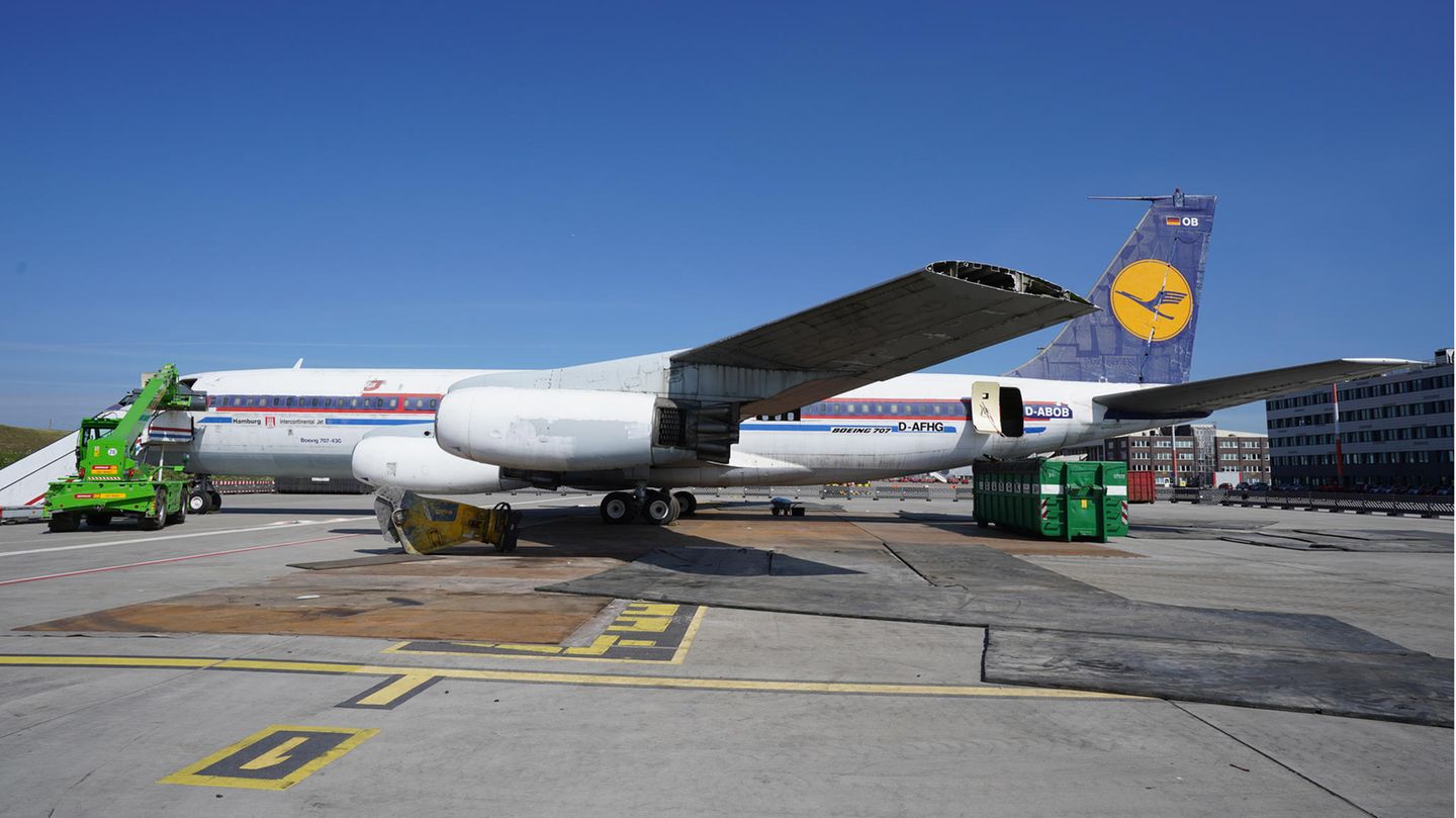 Ab 1960 waren verschiedene Versionen der Boeing 707 fester Bestandteil der Lufthansa Langstreckenflotte. Bis 1977 war dieser Maschinentyp im Einsatz, der durch die viel größeren Flugzeuge vom Typ Boeing 747 und Douglas DC-10 ersetzt wurde.