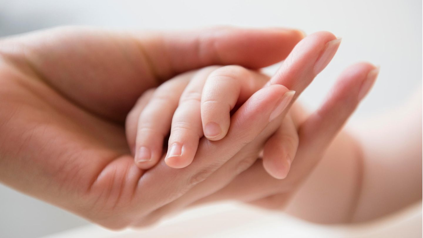 Mutter hält Hand ihres Babys