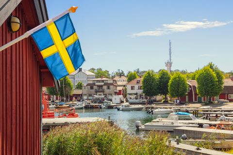 Eine schwedische Flagge im Hafen von Sandhamn