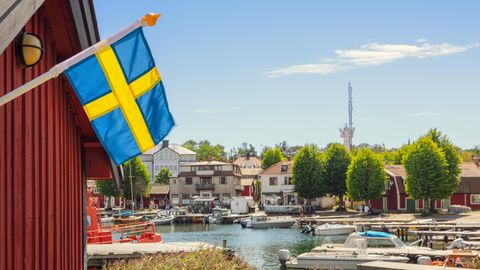 Eine schwedische Flagge im Hafen von Sandhamn