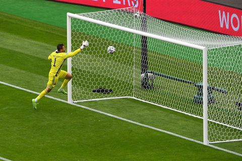 Schottlands Keeper David Marshall wird von einem Weitschuss von Tschechiens Patrik Schick überrascht