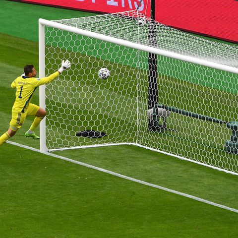 Schottlands Keeper David Marshall wird von einem Weitschuss von Tschechiens Patrik Schick überrascht