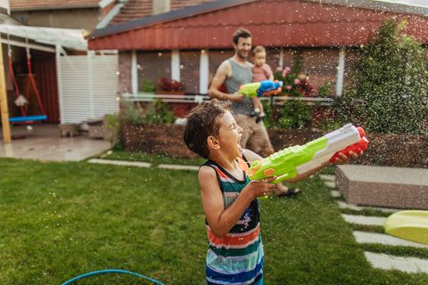 Im Sommer darf Spielzeug für draußen gerne für Abkühlung sorgen