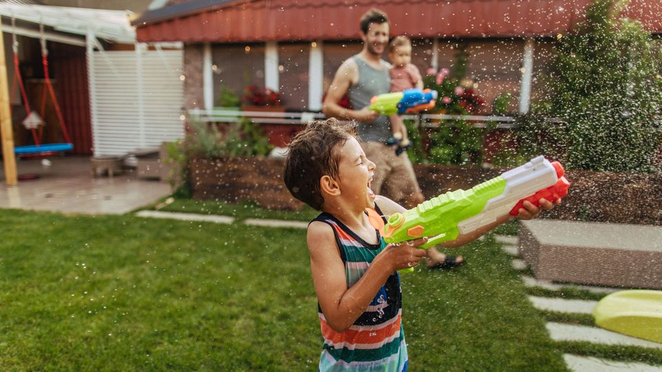 Im Sommer darf Spielzeug für draußen gerne für Abkühlung sorgen