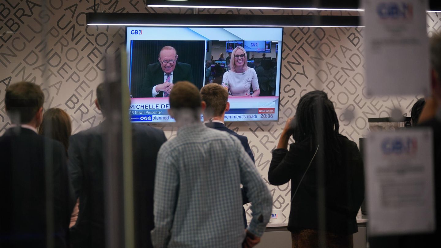 Zuschauer vor einer Sendung mit GB News-Gründer Andrew Neil und Moderatorin Michelle Drewberry Zuschauer vor einer Sendung mit GB News-Gründer Andrew Neil und Moderatorin Michelle Drewberry
