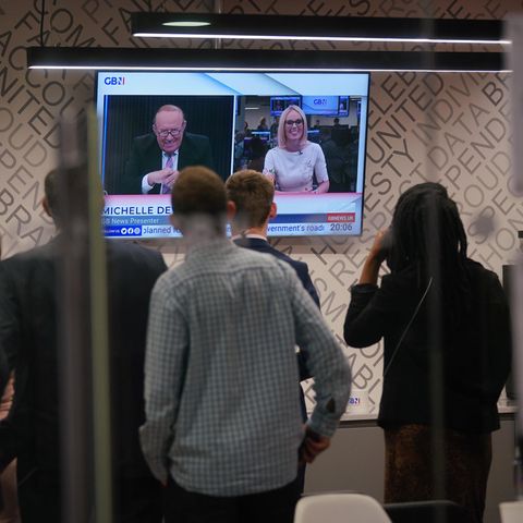 Zuschauer vor einer Sendung mit GB News-Gründer Andrew Neil und Moderatorin Michelle Drewberry