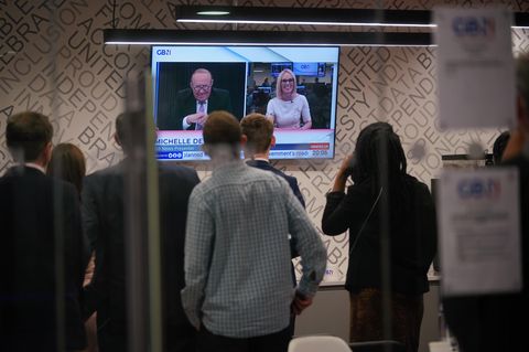 Zuschauer vor einer Sendung mit GB News-Gründer Andrew Neil und Moderatorin Michelle Drewberry